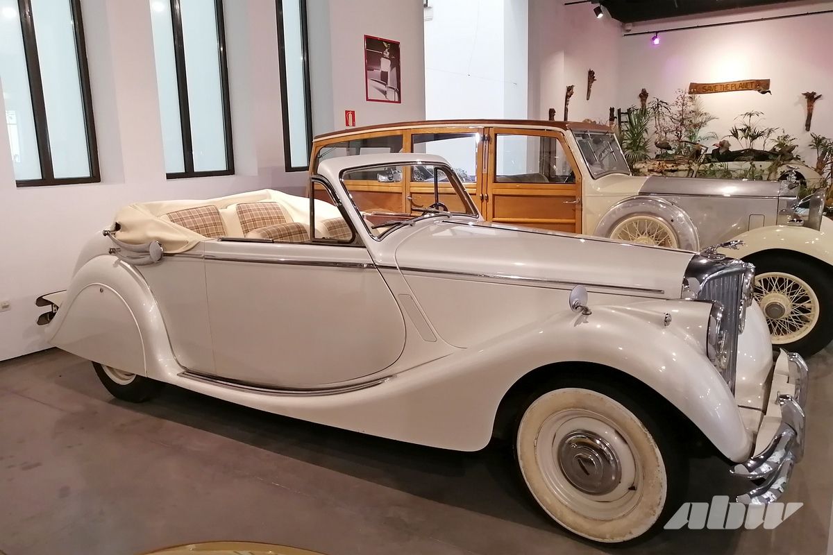 Стиль, мода и ретроавтомобили музея в испанской Малаге: часть вторая