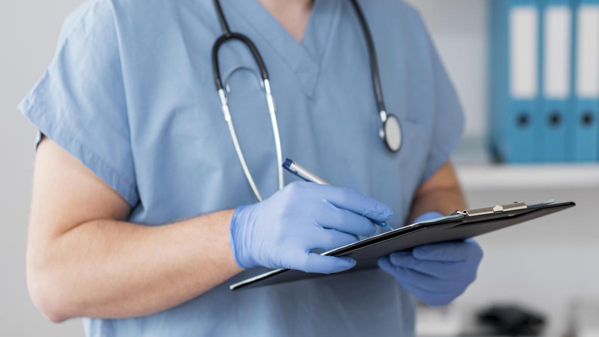 Врач со стетоскопом и планшетом