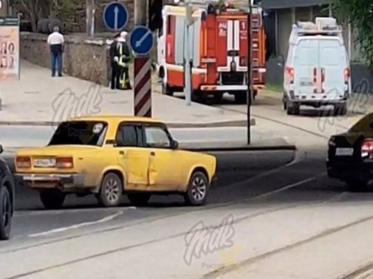 В Ростове мужчине, попавшему под колеса трамвая, потребовалась помощь медиков