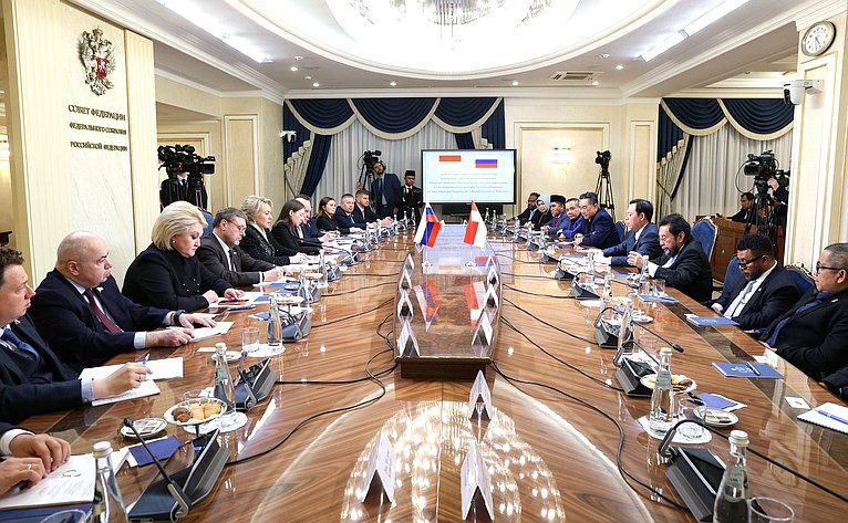 Валентина Матвиенко провела встречу с Председателем Совета представителей регионов Республики Индонезии Султаном Бактиаром Наджамундином