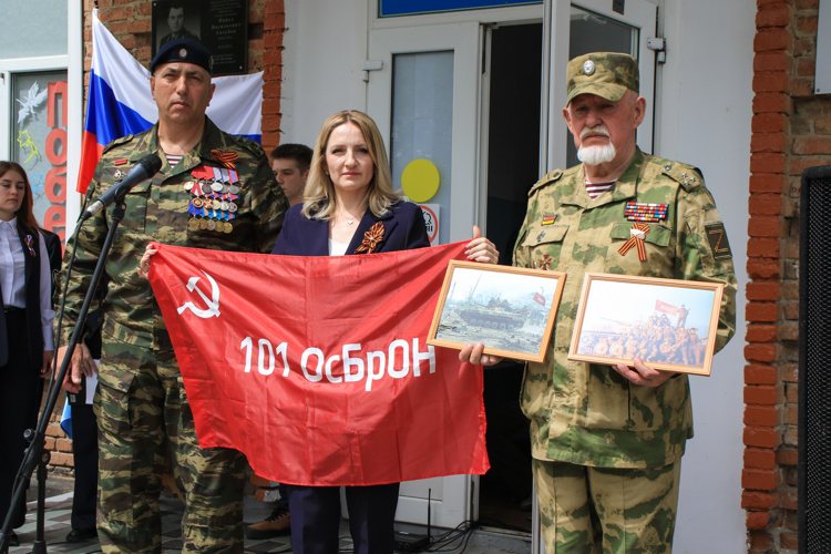 На Ставрополье офицеры Росгвардии передали на хранение школе памятные экспонаты
