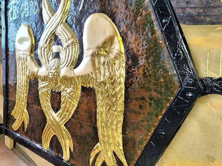 На башню Псково-Печерского монастыря вернули отреставрированный флюгер
