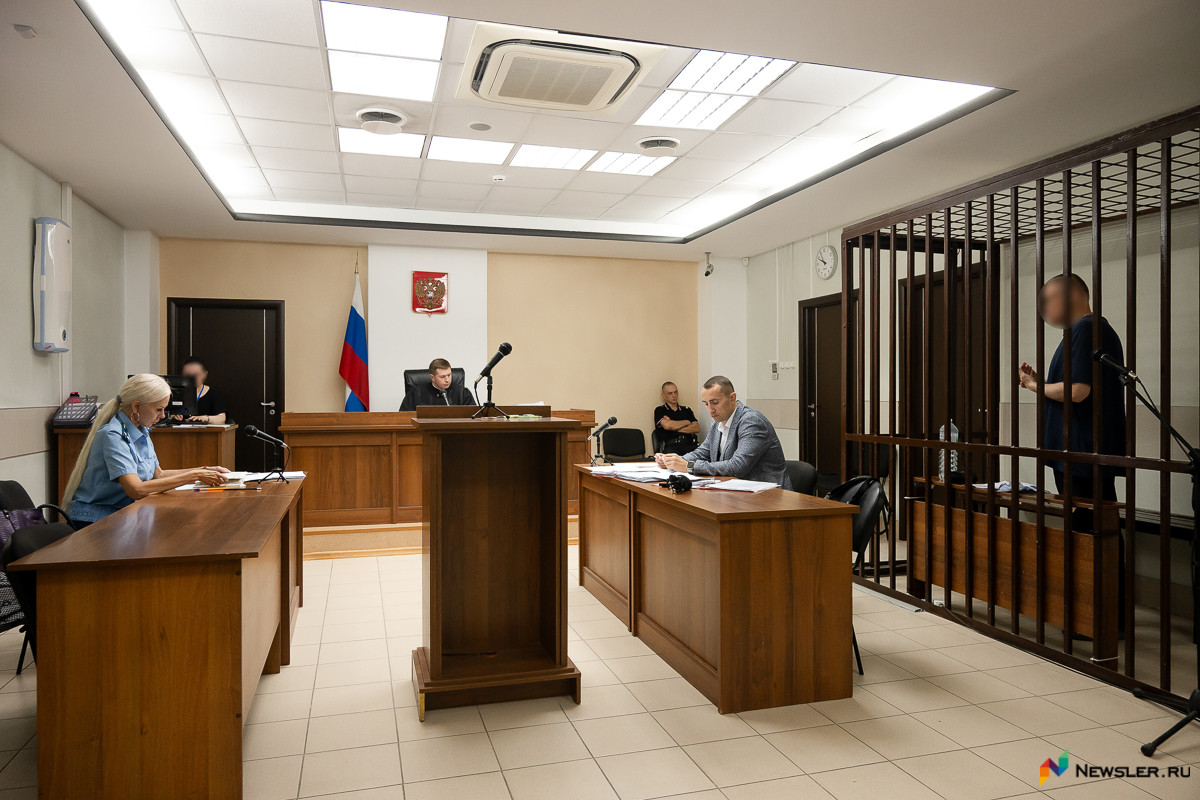 Лицо Антона Долгих заблюрено, так как судья по просьбе Долгих не дал разрешение на съемку подсудимого
