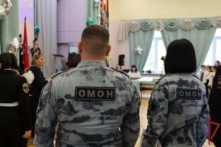 Парту Героя с именем бойца ОМОН «Авангард» открыли в московской школе