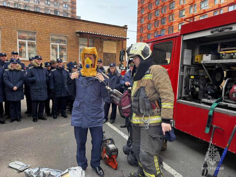 Огнеборцы южного округа столицы провели познавательное занятие для студентов профильного колледжа