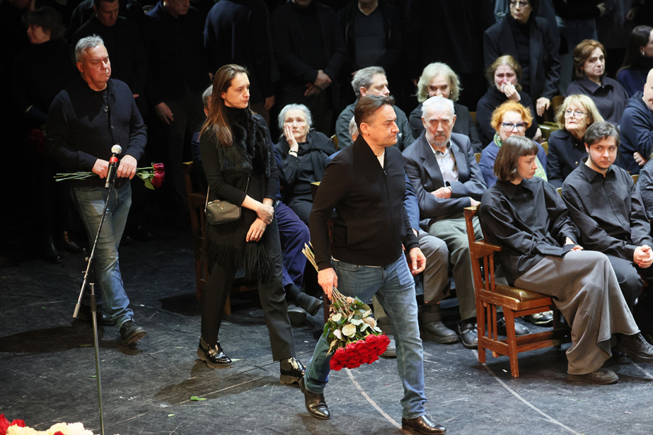 Церемония прощания с Игорем Золотовицким на Основной сцене МХТ имени А. П.Чехова