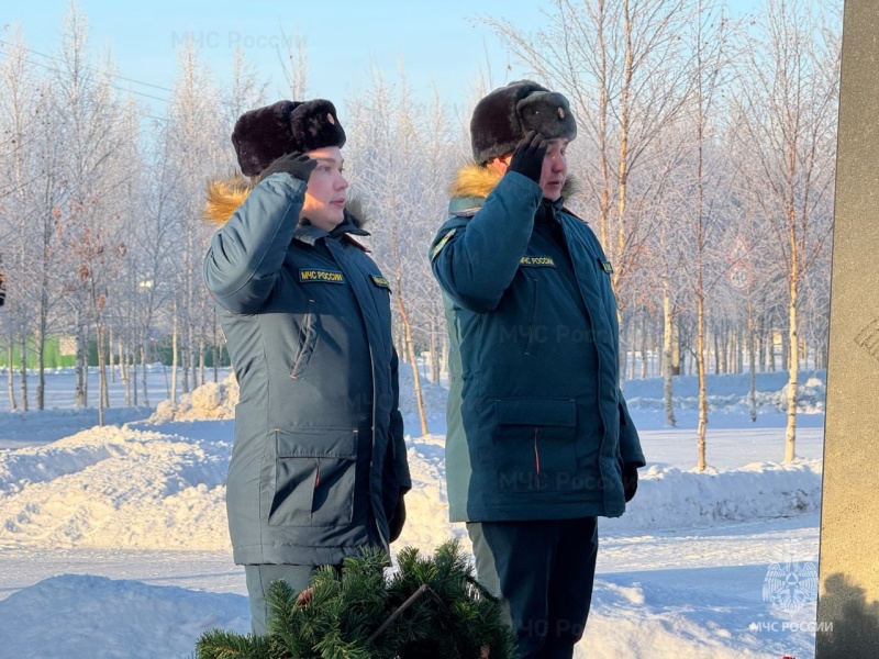 Сегодня Муравленковские пожарные почтили память товарища, погибшего 31 год назад