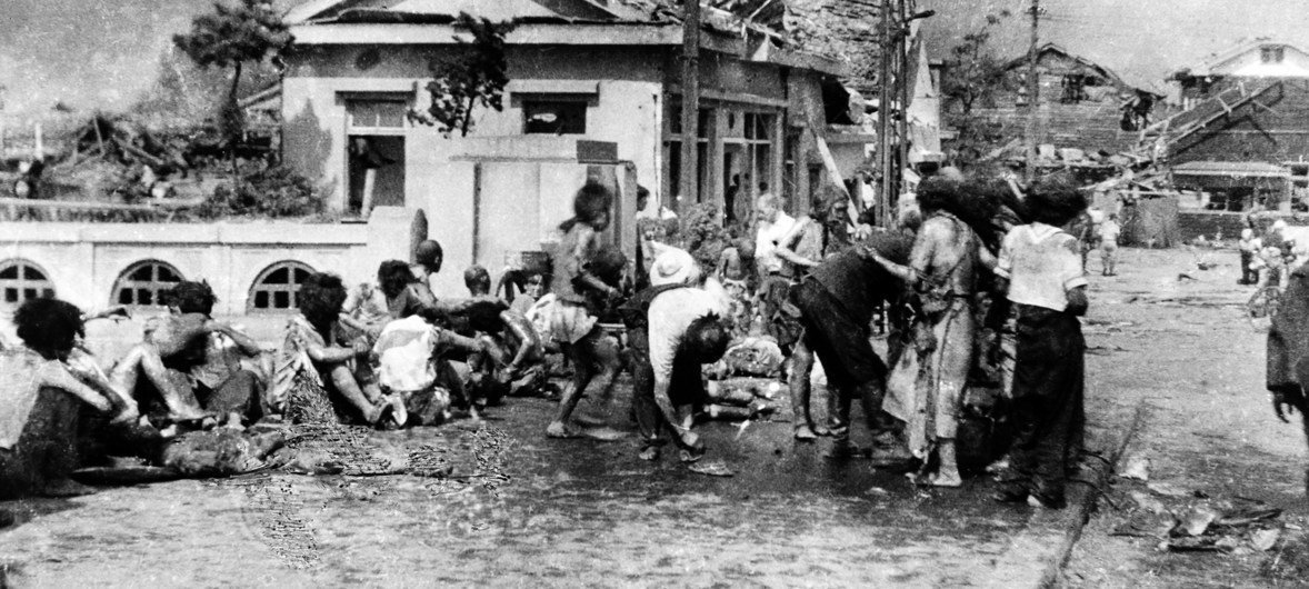 Жители Хиросимы после взрыва: около 11 часов утра 6 августа 1945 г.