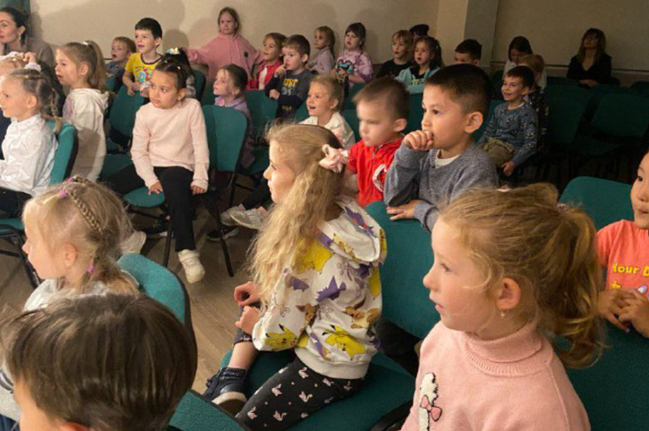 Актёры из Москвы привезли на Камчатку детский спектакль о книгах и библиотеке. Фото: kamgov.ru. Фотография 12