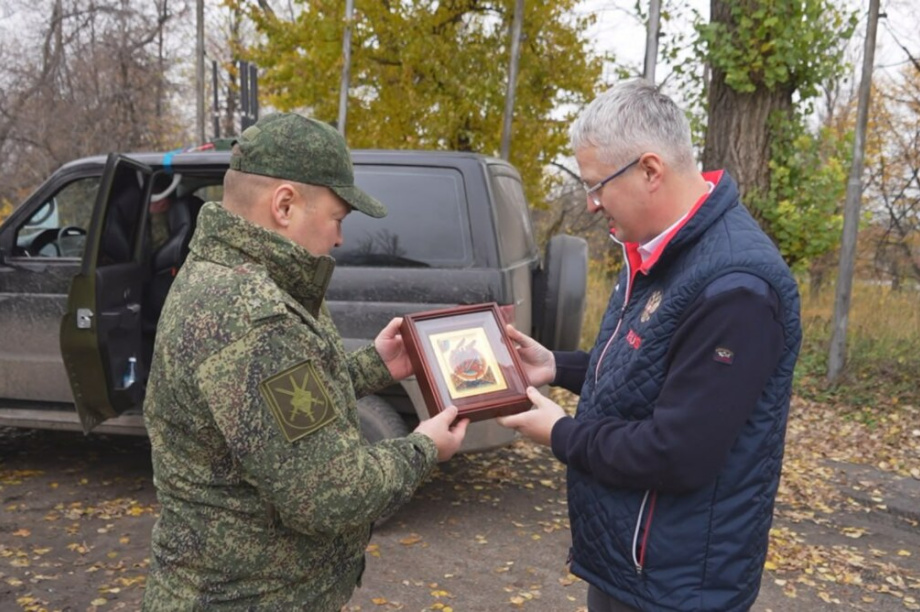 Солодов передал новое оборудование бойцам 164-й бригады в зоне СВО. 