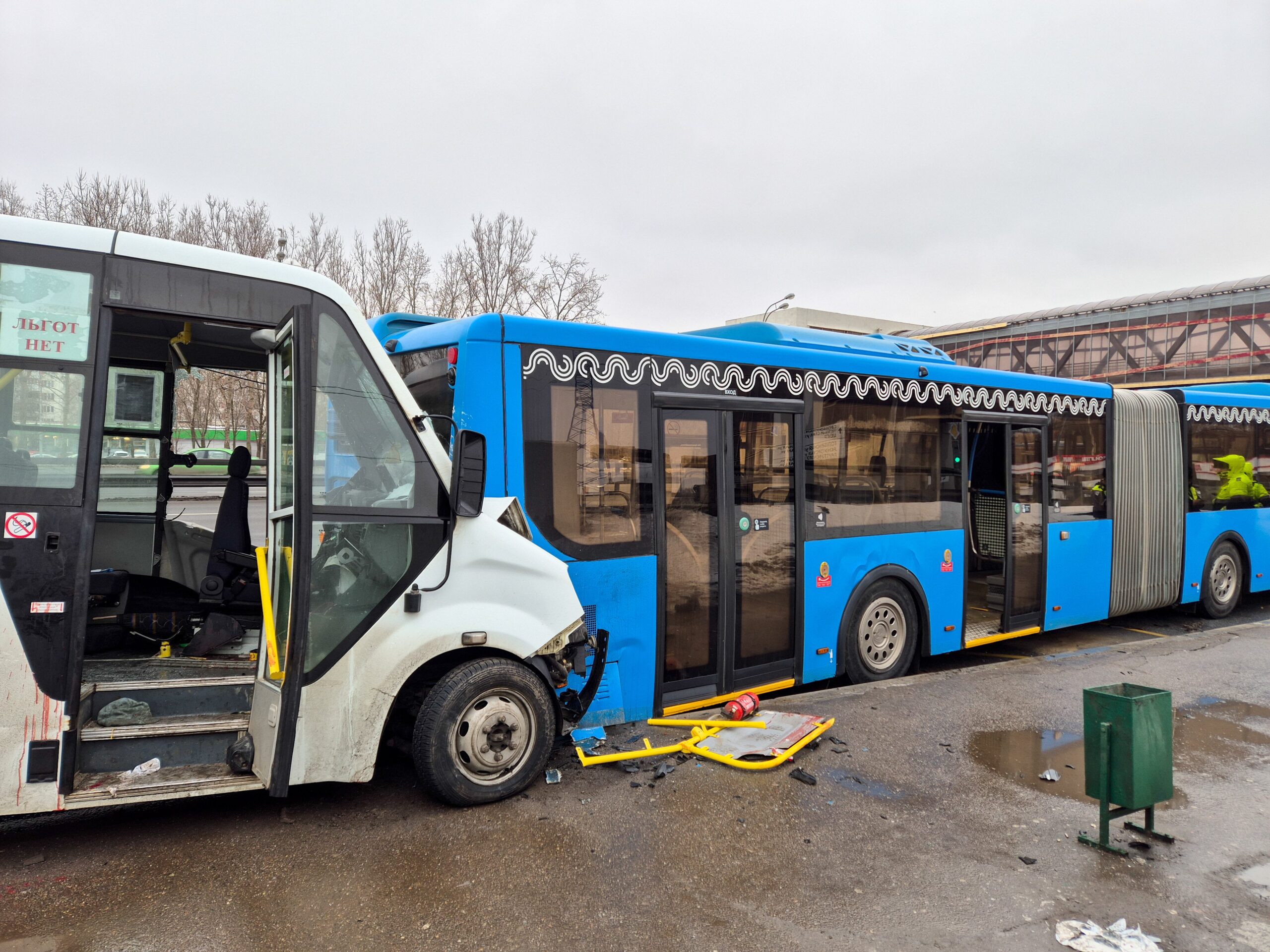 Два пассажирских автобуса столкнулись на северо-востоке Москвы