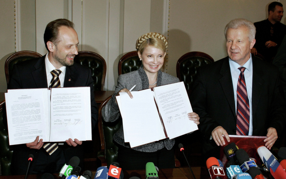 Глава политсовета «Нашей Украины» Роман Бессмертный, лидер БЮТ Юлия Тимошенко, глава Социалистической партии Украины Александр Мороз (слева направо) во время подписания протокола о процедуре формирования коалиции в Верховной раде, 2006 год