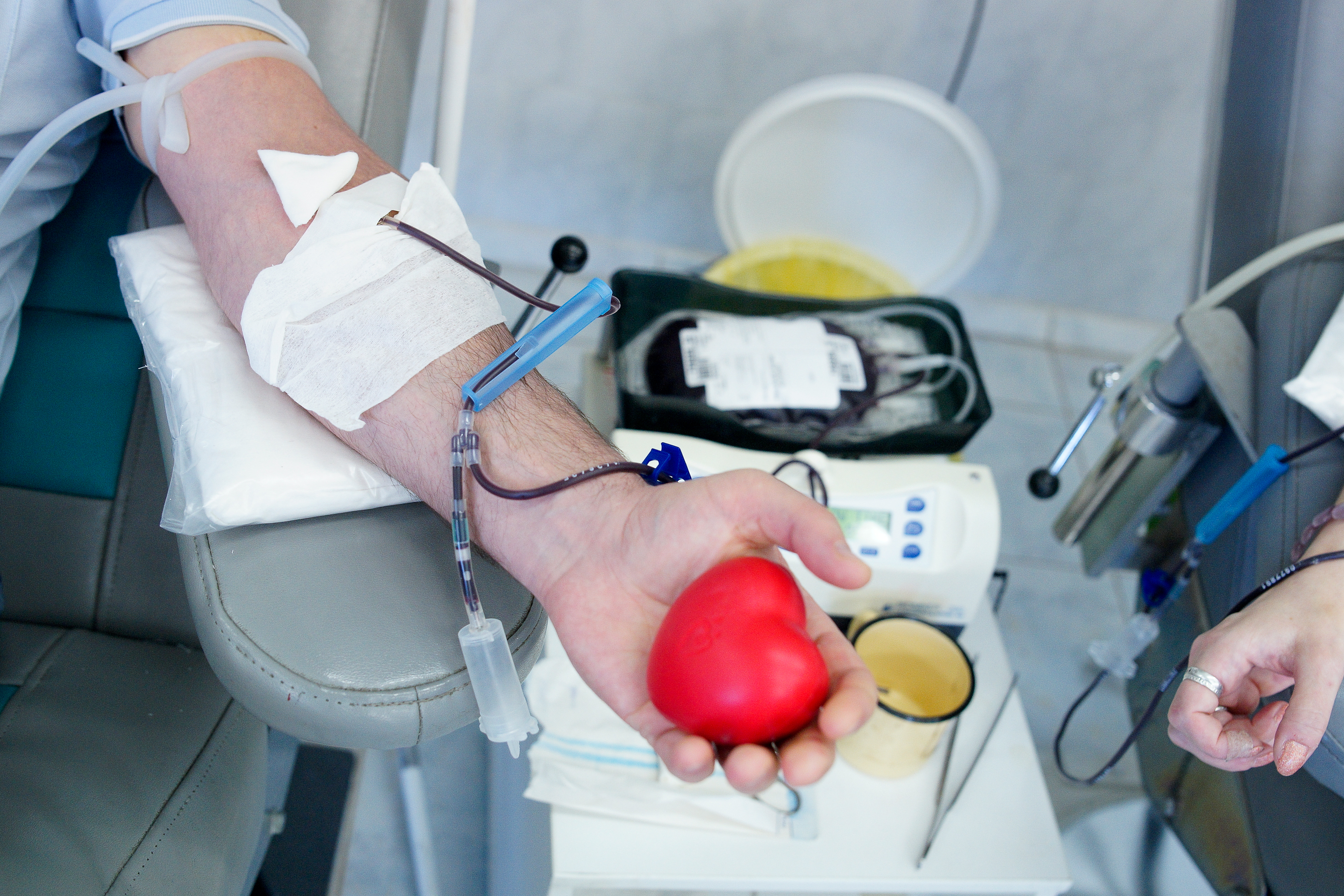 Вич переливание. Операция по переливанию крови. Переливание донорской крови.