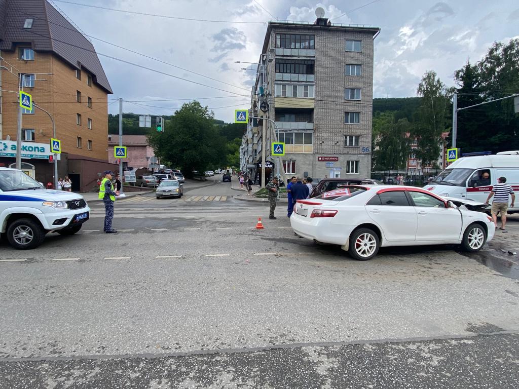 Горно алтайск осадки. Машина на дороге. ДТП В Горно-Алтайске за последние сутки. Авария в Республике Алтай.