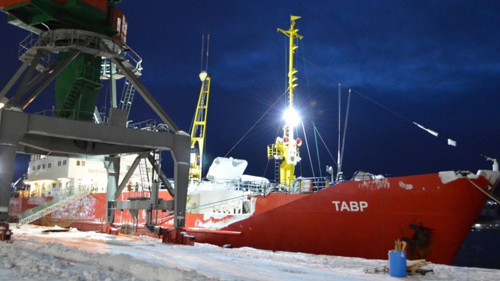 Таврический траулер мурманск. Информация о приходе судов в порт. Погрузка апатита в мурманском порту. Инспектор в порт. Мурманский морской рыбный порт.