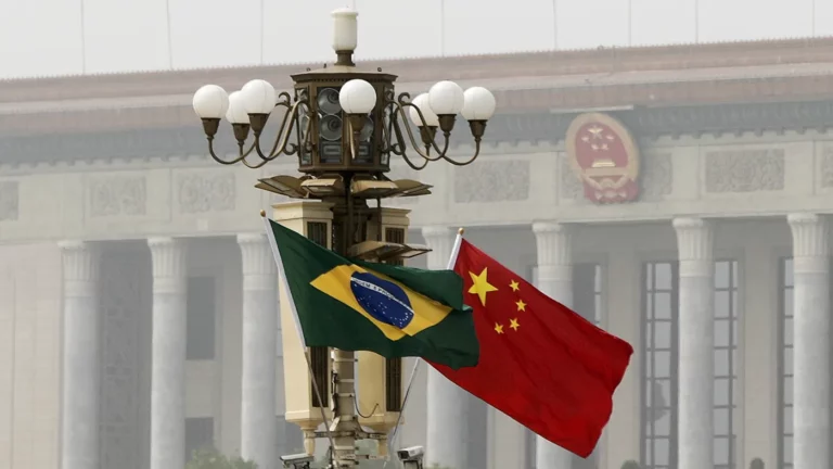 Китай и Бразилия пытаются избавиться от долларовой зависимости. Страны подписали соглашение о торговле в юанях