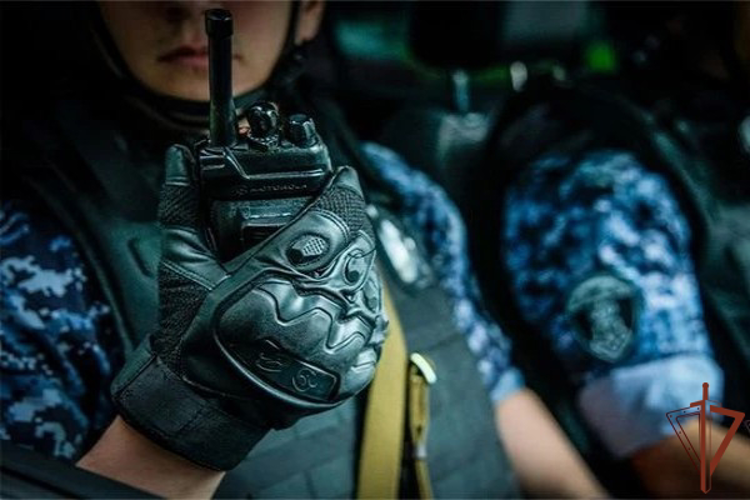 В Москве сотрудники Росгвардии задержали мужчину, угрожавшего оружием (видео)
