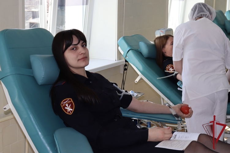 В Благовещенске росгвардейцы присоединились к акции «От сердца к сердцу» в преддверии Национального дня донора