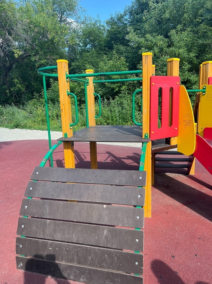 Вандалы за 2 месяца разломали детский городок в южноуральском Троицке