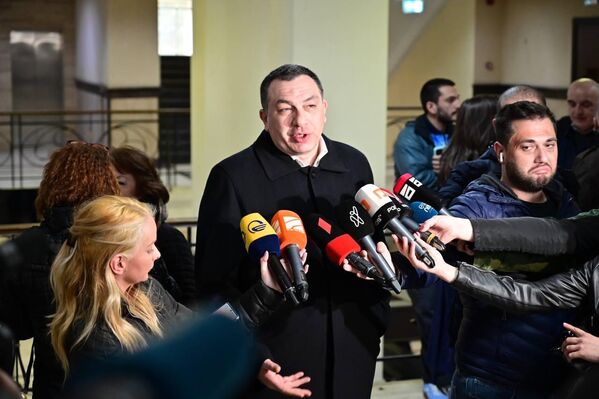 Гига Бокерия (в то время лидер Европейской Грузии)"Я не знаю, и не думаю, что кто-либо знает наверняка, пойдет ли режим Иванишвили на этот шаг, чтобы фактически лишить гражданства людей, которые подают пример всем, рискуя своей жизнью, защищая свои убеждения, интересы и свободу Грузии". - Sputnik Грузия