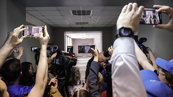 На Аляске русских журналистов ждал теплый приём и ночлег на спортивной арене