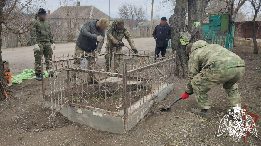 Росгвардейцы в ДНР восстановили памятник разведчику, погибшему в годы Великой Отечественной войны