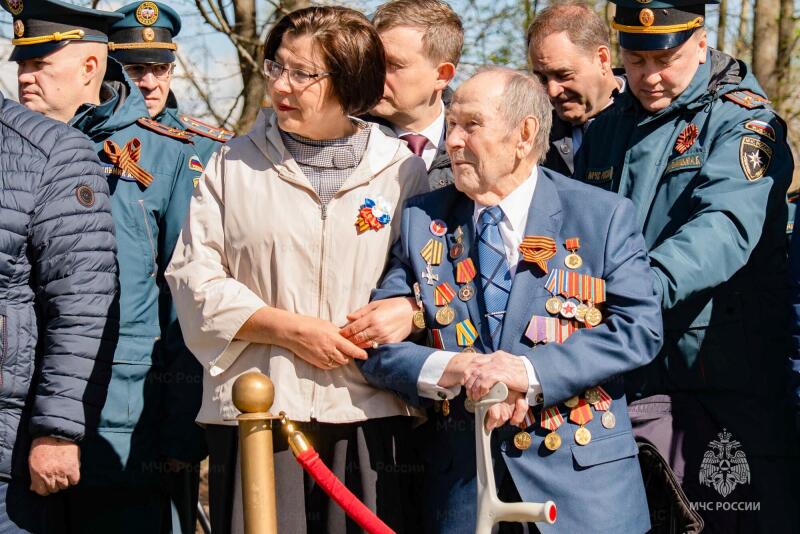 Санкт-Петербургский университет ГПС МЧС России провел торжественный митинг на Невском пятачке