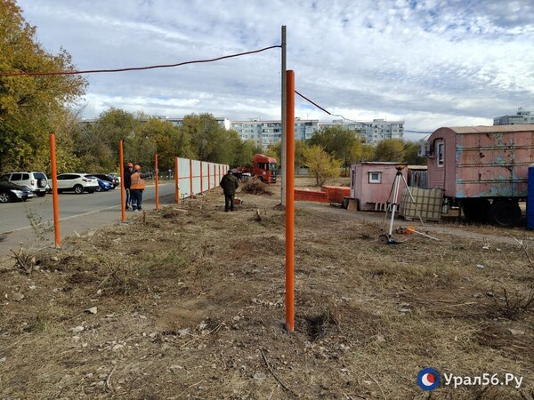 В Оренбурге на месте школы, которую ждали больше 15 лет, начали устанавливать забор — здесь построят ЖК