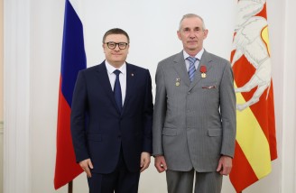 Алексей Текслер вручил государственные и региональные награды южноуральцам. Автор фото - Наиль Фаттахов 