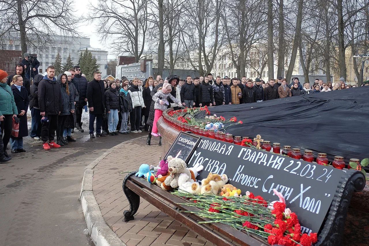 Александр Соколов принес цветы к мемориалу на Театральной площади
