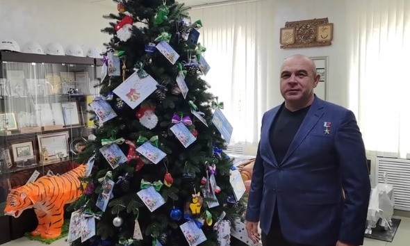 Глава Невинномысска открыл письма с благотворительной акции «Елка желаний»