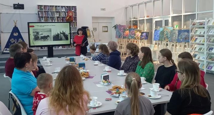 Выступающий – Мойсюк Ольга Васильевна – руководитель клуба «Уши, лапы, хвост». За столом сидят участники клуба