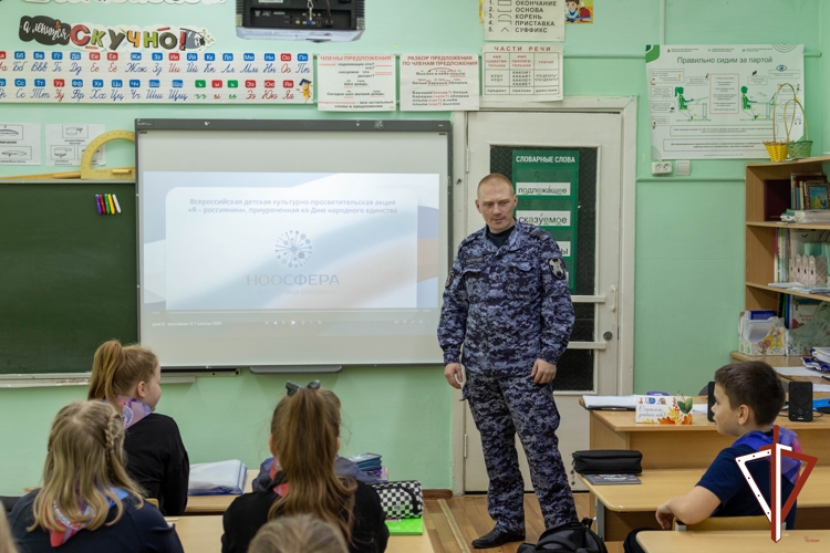 Сотрудники Управления Росгвардии по Свердловской области провели патриотические встречи с подрастающим поколением