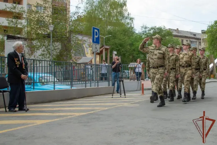 Акцию «Парад у дома ветерана» провели росгвардейцы в Свердловской области