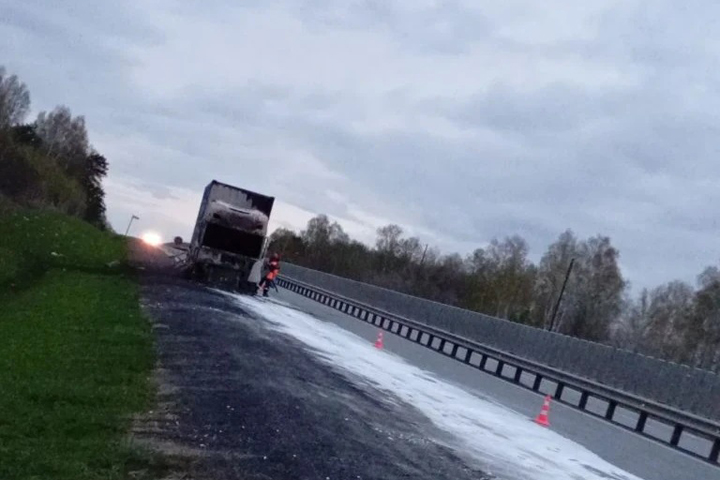 Из горящего на трассе грузовика разлилось топливо
