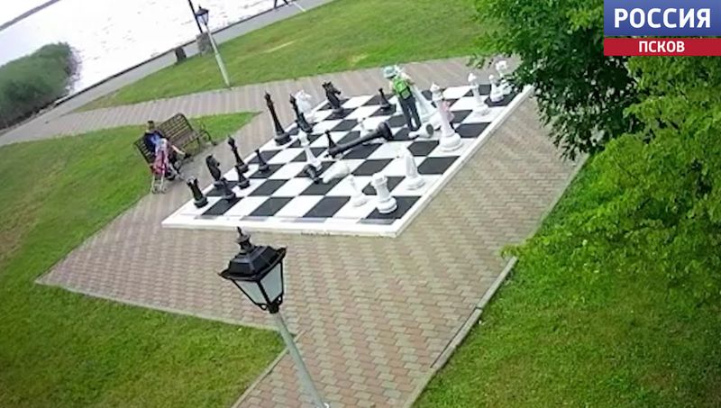 Детские забавы. Стали известны подробности акта вандализма с себежскими шахматами
