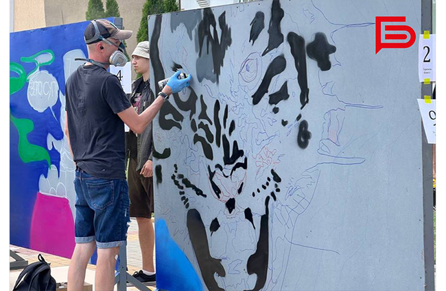 что такое муралы на стене. конкурс граффити. победителей какого конкурса граффити выбрали в 2023. конкурс граффити. стена украшена триколором.