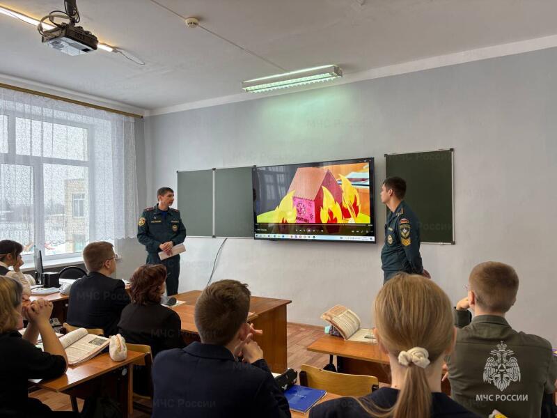 Будущие спасатели: школьники Радищево узнали о поступлении в вузы МЧС России