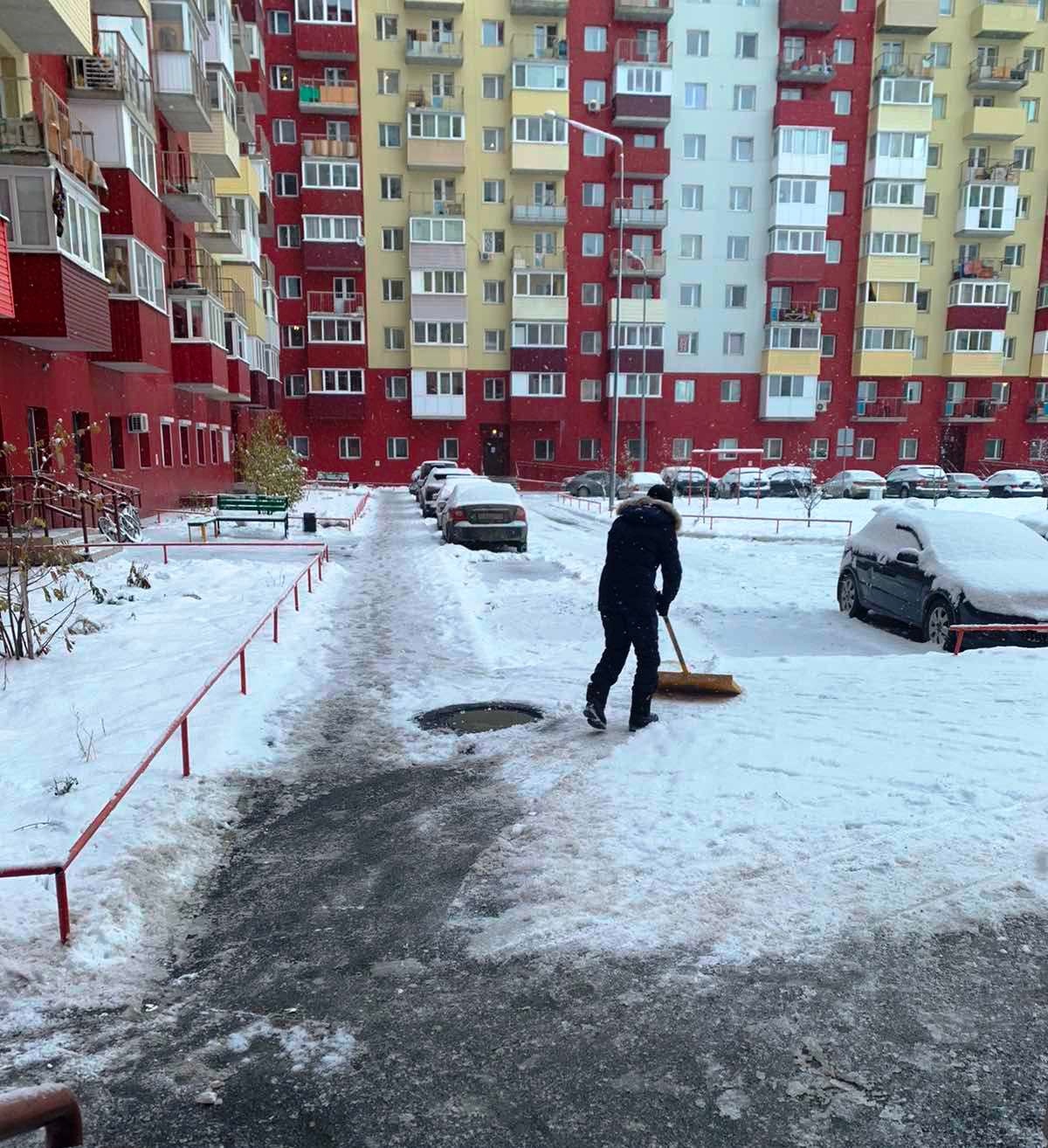 Тюменская управляющая компания. Снег на улице. Уборка снега. Снег в Тюмени. Дворовая территория.