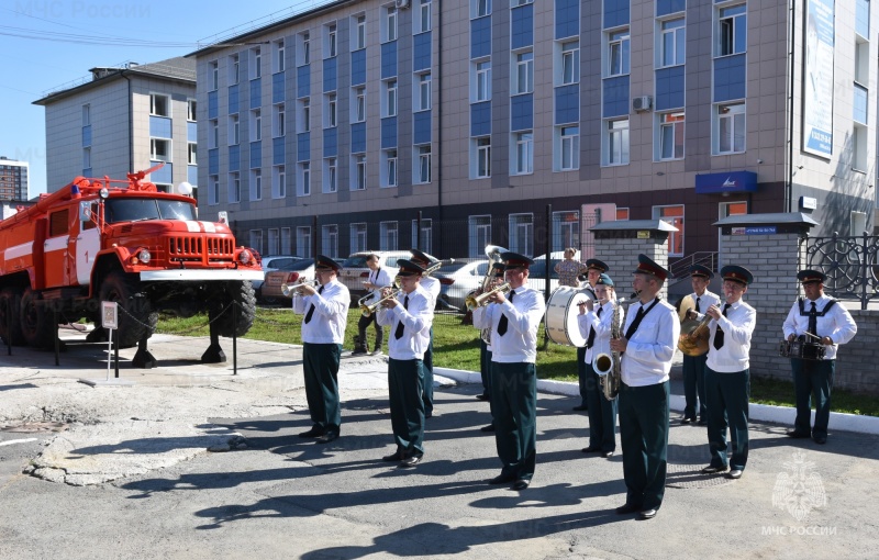 В столице Среднего Урала прошла церемония открытия памятника «В дань уважения самоотверженной работе пожарных России»