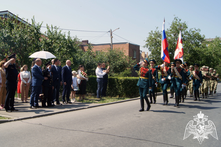 Росгвардейцы в Ростове-на-Дону поздравили ветерана Великой Отечественной войны со 100-летием (видео)