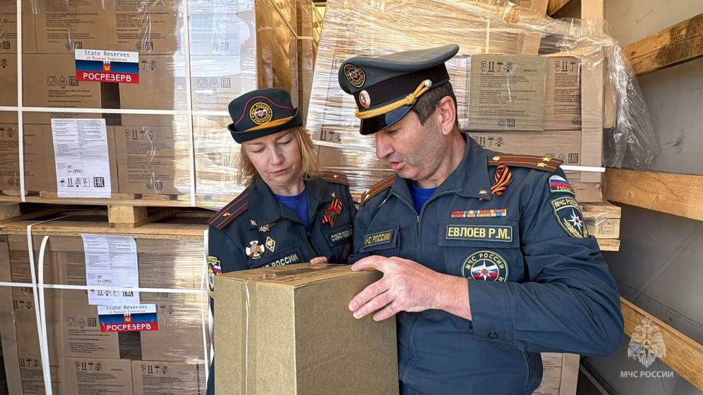 Спасатели МЧС привезли курянам 30 тонн чая и масла