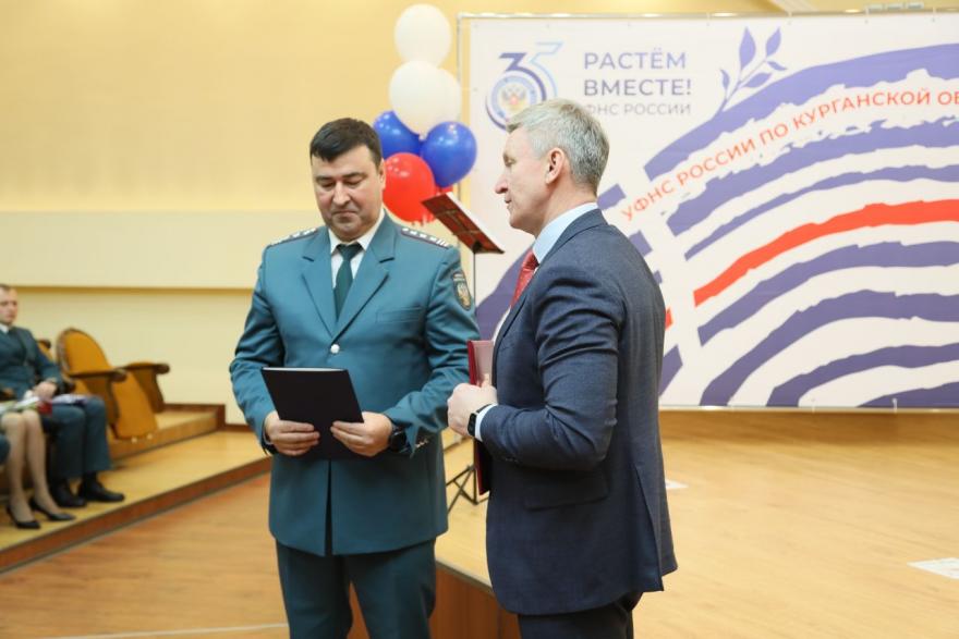 Курганских налоговиков поздравили с 35-летием службы
