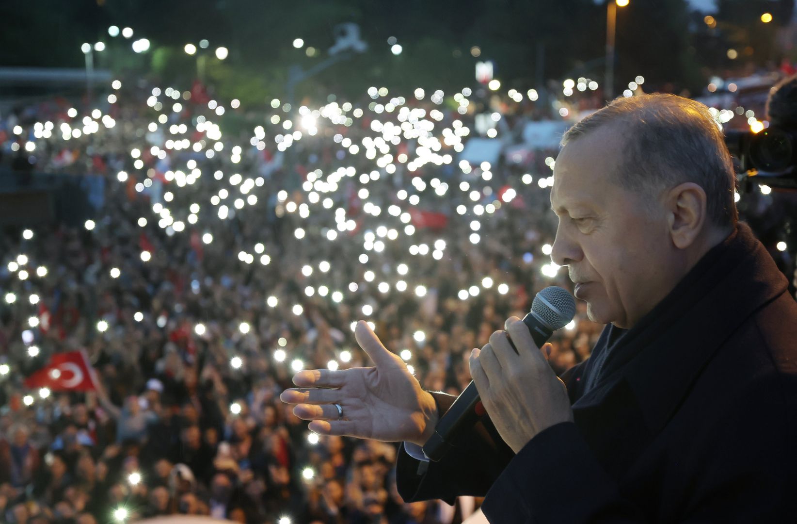 Реджеп Тайип Эрдоган, избранный президент Турции и лидер Партии справедливости и развития обращается к толпе, собравшейся возле дома в деревне Кисикли Ускюдар в Стамбуле, Турция. 28 мая 2023 года