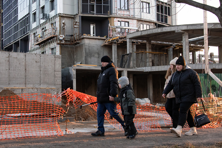 Жилье дорожает «очень быстрыми темпами», и для молодых семей покупка становится фактически недоступной, заметил коммунист Фадбир Сафин