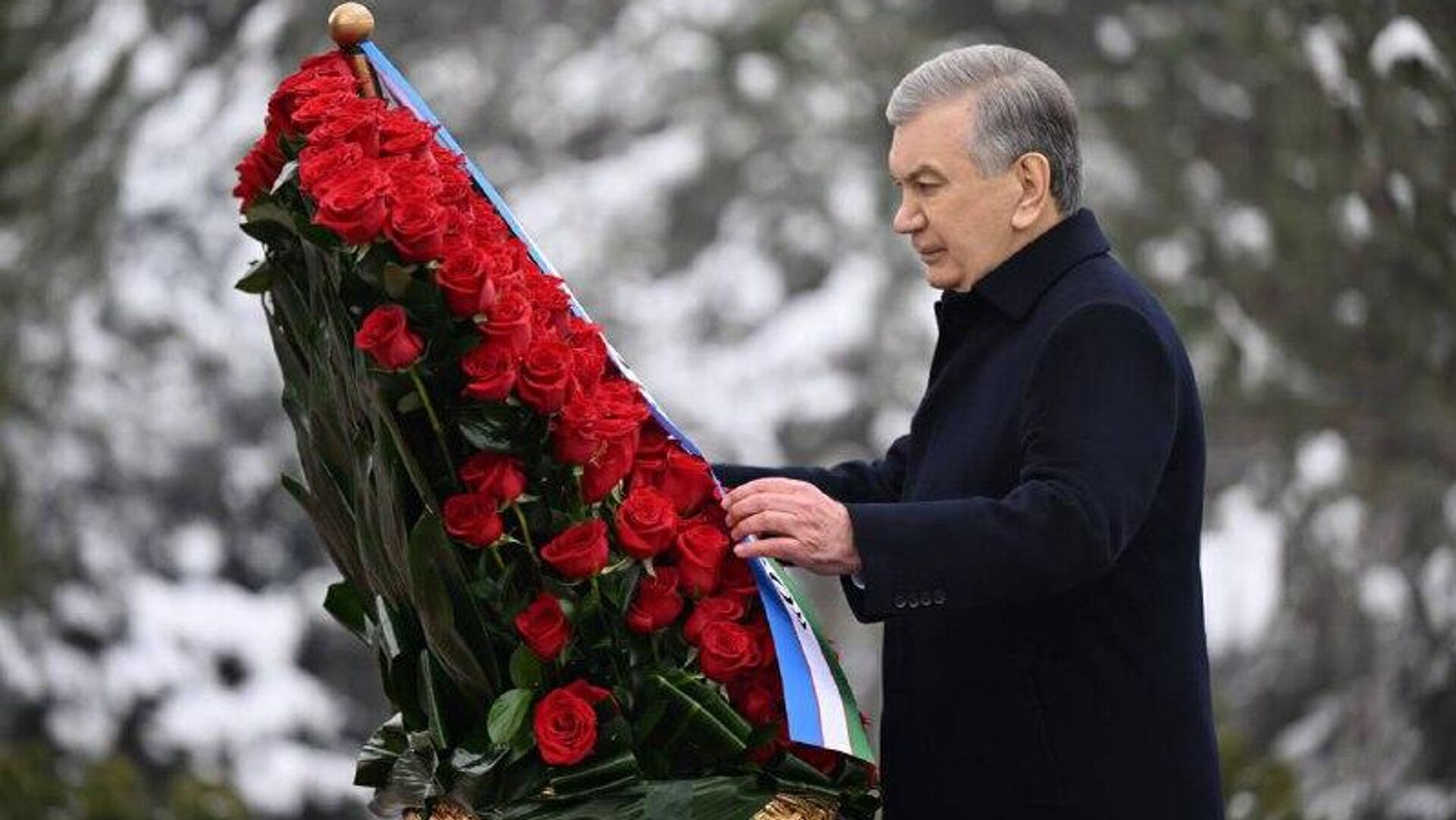 Шавкат Мирзиёев возложил цветы к подножию памятника Исламу Каримову в Ташкенте - Sputnik Узбекистан, 1920, 30.01.2026