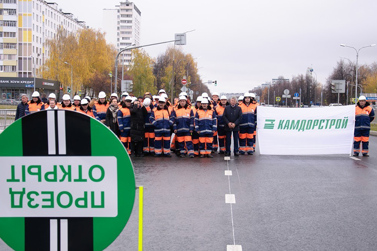 Долги перед компаниями возникли в связи с тем, что «Камдорстрой» арендовал у контрагентов механизмы и приобретал барьерные металлические ограждения, но расплатиться вовремя не смог