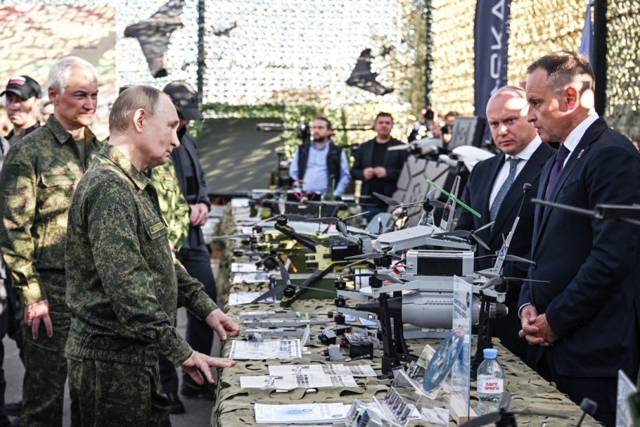 Владимир Путин осматривает вооружение, военную и специальную технику в ходе рабочей поездки в Нижегородскую область. На втором плане министр обороны РФ Андрей Белоусов (слева), руководитель ЦИК партии «Единая Россия», депутат Государственной думы РФ Александр Сидякин (справа)