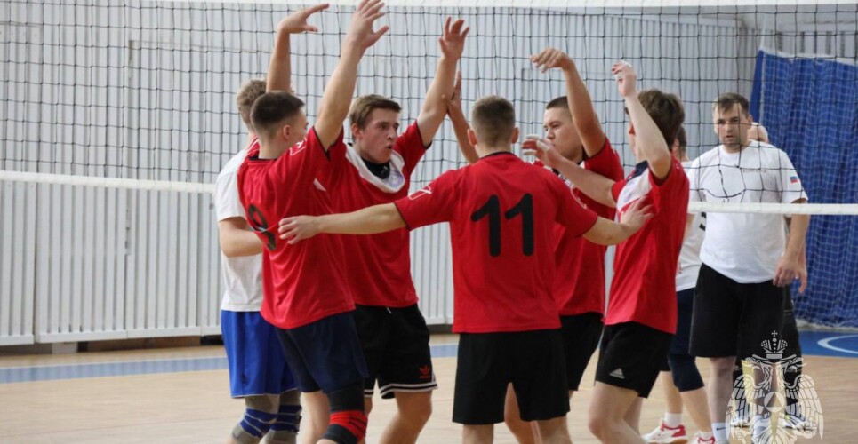 В Великом Новгороде будущие спасатели обыграли действующих в волейбол