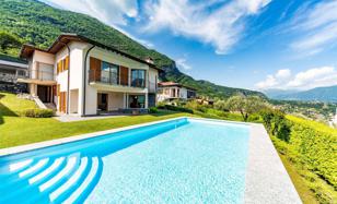 Комфортабельная вилла с частным садом, бассейном, парковкой, террасой и видом на озеро, Тремеццо, Италия за 3 100 000 €